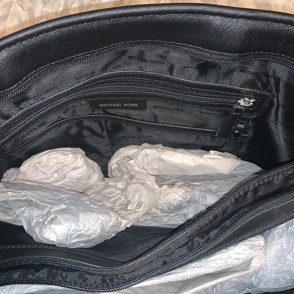 Michael Kors zippered tote 👜 - Picture 4 of 10